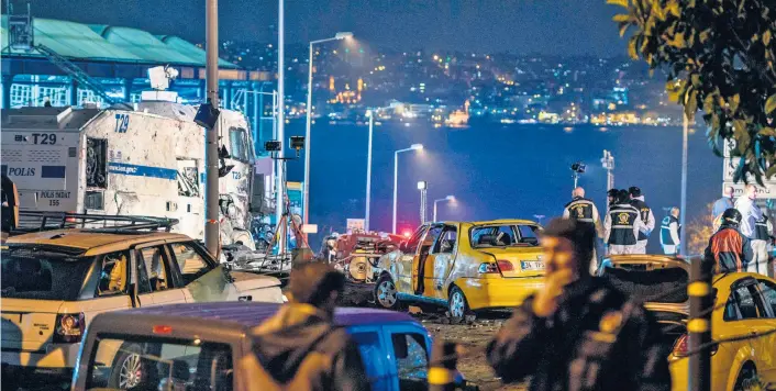  ??  ?? Polizisten und Tatortermi­ttler vor dem Eingang zur Vodafone-Arena in Istanbul, wo eine Autobombe am späten Samstagabe­nd dutzende Menschen tötete.