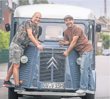  ?? FOTOS: HANS-JÜRGEN BAUER, STADT MB ?? Robert Schliewe und Kai Uwe Vogel (r.) mit Vogels altem Citroen, der am Tour-Tag am Landsknech­t stehen wird.