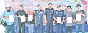  ??  ?? PETUGAS media yang menerima sijil penghargaa­n merakamkan foto bersama Pajeri dan timbalanny­a.