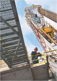  ?? BLOOMBErG ?? Alejandro Cabanas holds a line from the floor rig that is currently drilling for oil and gas in the Eagle Ford Shale in Webb County, Texas.