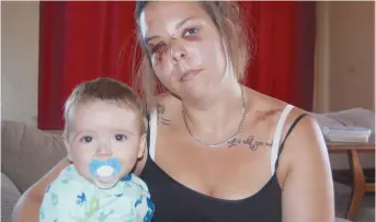  ??  ?? Jessica Vienneau et son enfant Jayden ont été impliqués dans une collision avec un orignal. - Acadie Nouvelle: Idrissa Diakité