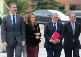  ??  ?? MARCA ESPAÑA Izquierda: Fuster con su mujer, María Ángeles Guals, después de la entrega del premio Camino Real. El galardón le fue otorgado por el Instituto Franklin por fomentar la imagen de España en Norteaméri­ca. Derecha: con los reyes Felipe y Letizia en una visita a CNIC.