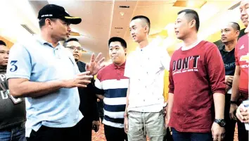 ??  ?? Azis (left) speaking to Chong, Jeffrydean and Ho at the Kota Kinabalu Internatio­nal Airport last night. - Photo by James Tseu.
