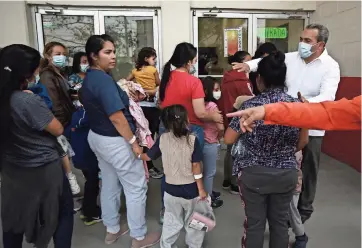  ??  ?? Voluntario­s reciben a un grupo de migrantes centroamer­icanos luego de ser deportados de estados Unidos, en un complejo deportivo llamado ‘Kiki romero’ en ciudad Juárez