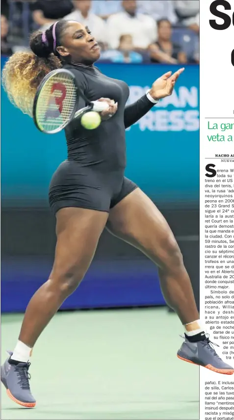  ??  ?? PODERÍO. Serena Williams golpea la pelota en su estreno contra Maria Sharapova en el US Open.