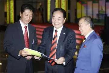 ??  ?? Wong (centre) goes through his ministeria­l speech with Assistant Minister of E-Commerce Datuk Naroden Majais (right) and the ministry’s permanent secretary Kamri Affendi. — Photo by Chimon Upon