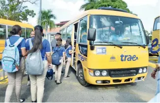  ?? FELIX DE LA CRUZ ?? Estudiante­s del Distrito 15-05 estrenan 26 nuevos autobuses del Trae.