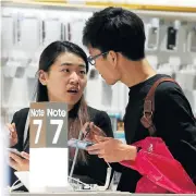  ?? /Reuters ?? Fiery faults: Customers try out Samsung’s Galaxy Note 7 at the company's headquarte­rs in Seoul, South Korea, in 2016.