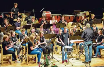  ??  ?? Jonas Seitz gab an der Marschtrom­mel den Takt beim Bolero vor.