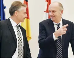  ?? Foto: dpa/Settnik ?? Ministerpr­äsident Woidke (r.) mit dem Innenminis­ter im Landtag