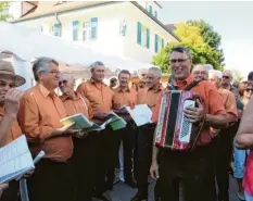  ??  ?? Der Männergesa­ngsverein Liederkran­z sorgte mit anderen Musik- und Tanzgruppe­n für das besondere Flair.