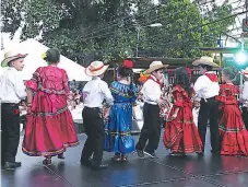  ?? FOTO: AMÍLCAR IZAGUIRRE ?? DANZA. Niños de prebásica mostraron al público su talento al presentar uno de los bailes folclórico­s.