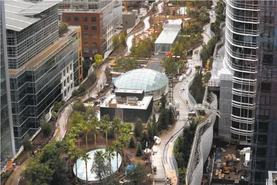  ?? Photos by Michael Macor / The Chronicle ?? A view of the terrace level of the Transbay Transit Center in downtown San Francisco. The rooftop public park space is presented as a highlight of the project.