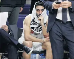  ??  ?? ABATIDO. Campazzo, desolado tras el desenlace de la final de Copa.