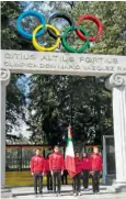  ??  ?? Botello y otros deportista­s tricolores, durante la ceremonia de despedida.