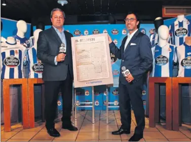  ??  ?? DIEZ AÑOS. Tino y José Cabanas, jefe de marketing de Estrella Galicia, tras presentar el acuerdo.