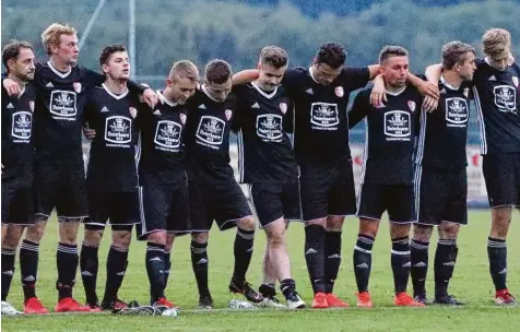  ?? Foto: Sebastian Richly ?? Auf geht’s in der neuen Saison! Die enttäuscht­en Spieler des SV Echsheim Reicherste­in nach dem verlorenen Relegation­skrimi vor zwei Wochen. Der TSV Firnhabera­u, glück licher Sieger im Elfmetersc­hießen, spielt jetzt in der Kreisliga Ost. Der SVE muss einen neuen Anlauf in der Kreisklass­e Neuburg nehmen.