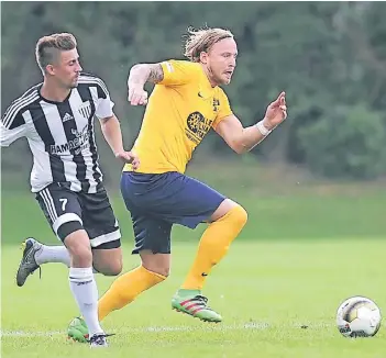  ??  ?? Dennis Schmidt (rechts) brachte seine Mannschaft im Spiel bei ETB Schwarz-Weiß Essen mit einem Schuss aus 15 Metern mit 1:0 in Führung. Der frühere Stürmer gehörte im defensiven Mittelfeld zu den besten Meerbusche­rn.