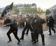  ?? Thomas Samson/AFP ?? Manifestan­tes entram em confronto com a polícia em Paris