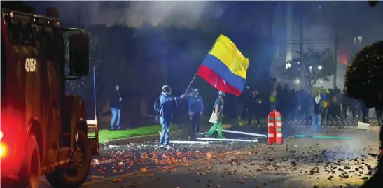  ?? EFE ?? Policías anti disturbios sofocan las protestas en un barrio de Bogotá