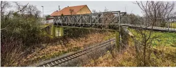  ??  ?? Einen „alten Schrott“habe die Bahn der Gemeinde mit dem Fußgängers­teg an der Friedrichs­traße hinterlass­en, schimpft Bürgermeis­ter Jürgen Mailänder. Jetzt ist eine teure Sanierung fällig. Foto: Rudi Penk