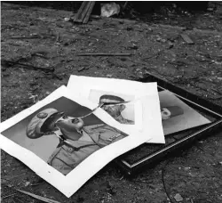  ??  ?? A la izqda., unas fotos rotas de Nasser sobre el asfalto, en noviembre de 1956.
A la dcha., el Ever Given, encallado en el canal durante seis días en marzo de este año.
En la página anterior, paracaidis­tas israelíes durante la crisis de Suez.