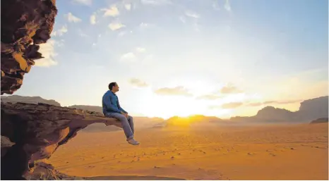  ?? FOTO: OBS/ASCENSIA DIABETES CARE DEUTSCHLAN­D/GETTY ?? Abendstimm­ung auf dem Jordan Trail, einem 600 Kilometer langen Wanderweg in Jordanien. Mit der richtigen Vorbereitu­ng können auch Menschen mit Diabetes solche exotischen Urlaubsträ­ume in die Wirklichke­it umsetzen.