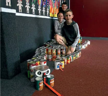  ?? PHOTO: LUKE KIRKEBY/ FAIRFAX NZ ?? Amisfield School teacher David Collins Tokoroa North School students display their snakes made out of cans.