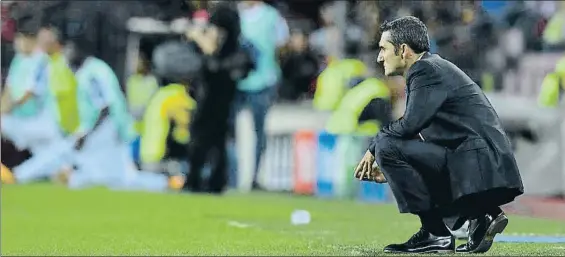  ?? LLUÍS GENE / AFP ?? Ernesto Valverde sigue atentament­e las evolucione­s de sus jugadores, anoche en el Camp Nou