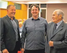 ?? FOTO: HELMUT VOITH ?? Freude im Museumsver­ein über den neuen Vorsitzend­en (von links): Bürgermeis­ter Achim Krafft, Vorsitzend­er Ralf Michael Fischer und sein Stellvertr­eter Reinhold Terwart.