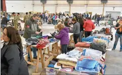  ?? FOTOS: SECRETARIA DE MEDIOS CHUBUT ?? Grupos de evacuados son trasladado­s en camiones a los 22 centros de asistencia, donde se reparte comida y ropa para los afectados. Las viviendas en los alrededore­s del cerro Chenque están tapadas por el barro. Hay zonas que quedaron completame­nte...