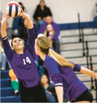  ?? KENDALL WARNER/STAFF ?? Menchville’s Emma Wade sets the ball during a Class 5 Region B semifinal against Maury on Wednesday. Menchville won 3-1.