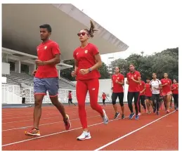  ?? CHANDRA SATWIKA/JAWA POS ?? BOYONGAN: Emilia Nova (kanan) dan Fauma Defril Jumra bersama para atlet pelatnas atletik berlatih di Stadion Madya Senayan, Jakarta, kemarin.