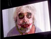  ??  ?? Il film Beppe Grillo, con la faccia dipinta da Joker, in un video trasmesso poco prima il suo intervento dal palco di Italia 5 Stelle