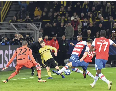  ?? FOTO: AP ?? Für Dortmunds Christian Pulisic (M.) gibt es kein Durchkomme­n im Sechzehner des FC Brügge. Torwart Ethan Horvath (l.) war selten gefordert.