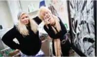  ??  ?? KLARAGÅRDE­N. Alexandra Tsiapalis och Maia-Liisa Kalliomaa Johansson betraktar sin konst.