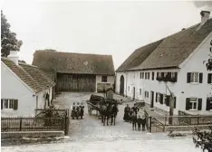  ??  ?? Der Hof des Klockerbau­er einst, samt derer, die hier dazugehört­en.