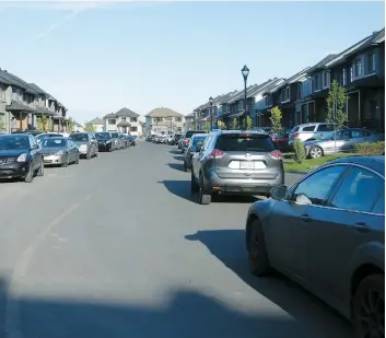  ??  ?? Un bambin de 2 ans est mort après avoir été heurté par un automobili­ste qui circulait à haute vitesse sur la rue Rabelais, à Saint-constant. Des résidents du secteur demandaien­t pourtant depuis des années que la signalisat­ion soit modifiée.