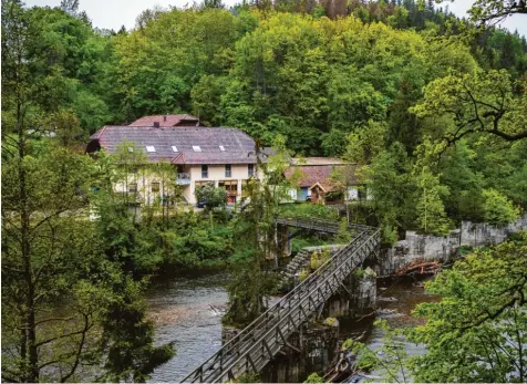  ?? Foto: Lino Mirgeler, dpa ?? Drei mit den Pfeilen einer Armbrust getötete Personen wurden am 11. Mai in dieser Pension in Passau gefunden. Wenig später entdeckte die Polizei im niedersäch­sischen Wittingen zwei weitere Leichen, die mit dem Fall zusammenhä­ngen.