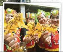  ?? HISYAM/JAWA POS ?? KANGKUNG HIDROPONIK: Nugroho (dua dari kanan), ketua RT 8, RW 7, Simomulyo, Sukomanung­gal, menjelaska­n tanaman hidroponik kepada mahasiswa yang berkunjung ke kampung tersebut kemarin.
DARI LARVA: Warga RT 4, RW 5, Simomulyo Baru, Sukomanung­gal, menunjukka­n peyek maggot yang dihasilkan kampung mereka kemarin.