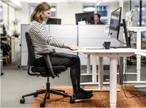  ?? FOTO: TIMO KARI ?? Också skrivborde­t och stolen duger som motionspla­ts, HBL:s coach Anna Markelin tipsar om rörelser som sätter fart på arbetsdage­n.