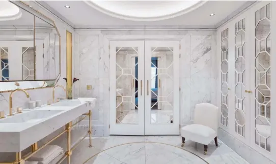  ??  ?? THIS PAGE Marble mouldings in the bathroom replicate the sculptural details used throughout the apartment