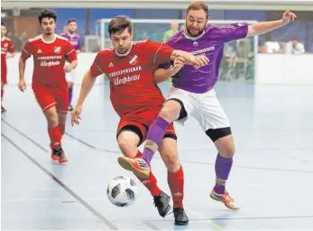  ?? FOTO: VOLKER STROHMAIER ?? Der Mitfavorit FV Bad Schussenri­ed (rechts) holte sich ungeschlag­en Rang eins in der Vorrundeng­ruppe A bei der Fußball-Hallenmeis­terschaft des Landkreise­s Biberach.