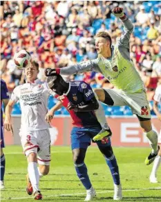  ?? KEY ?? Goalie Jonas Omlin musste mehr als einmal für den FCB klären.