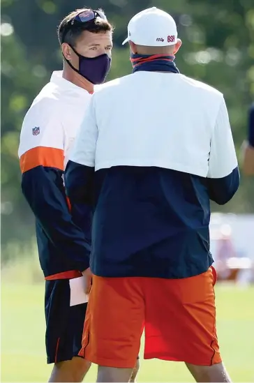  ?? AP ?? Coordinato­r Bill Lazor (left, with coach Matt Nagy) will get a chance to turn around the Bears’ offense.