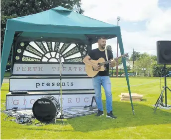  ??  ?? That’s entertainm­ent
Calum Campbell outside Kettins Community Hub during the tour