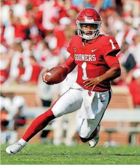  ?? OKLAHOMAN] [PHOTO BY NATE BILLINGS, THE ?? Kyler Murray spelled Baker Mayfield at quarterbac­k at times in Oklahoma’s 42-35 win at Kansas State on Saturday. While Murray practiced last week with the starters, Sooners coach Lincoln Riley said that didn’t effect his play calling much.