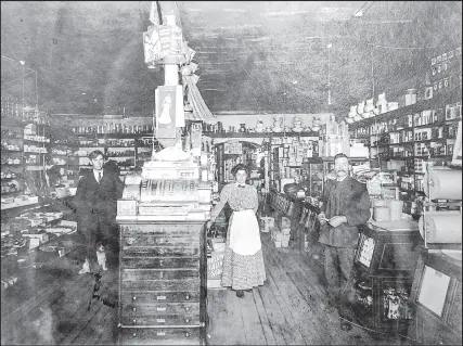  ?? DARRELL COLE/ SALTWIRE NETWORK ?? Staff of A. E. Smith’s Store in Oxford in 1912.