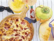  ??  ?? Late lunch by the beach: Meat-lover’s pizza from a wood-fired brick oven, fresh mango daiquiri and fresh buko juice