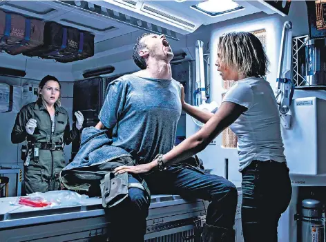  ?? FOTO: DPA ?? Michael Fassbender (M.) mit Amy Seimetz (l.) und Carmen Ejogo in dem Film „Alien: Convenant“.